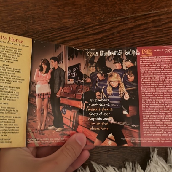 RARE SIGNED TAYLOR SWIFT FEARLESS SONG BOOK - Picture 3 of 3